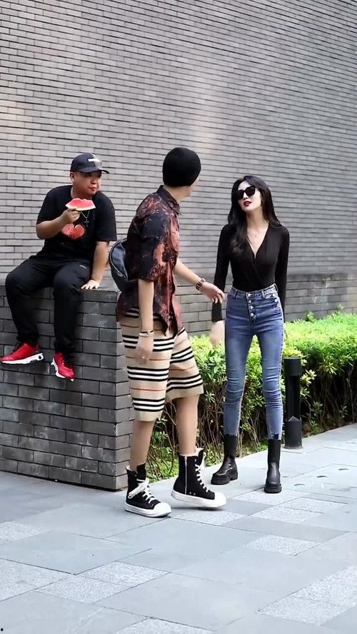 吃瓜群众背带裤视频,潮流穿搭引发热议