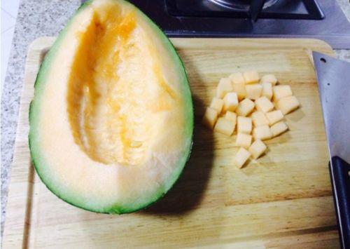 喂爸爸吃哈密瓜原视频,宝宝喂爸爸吃哈密瓜，甜蜜互动暖人心