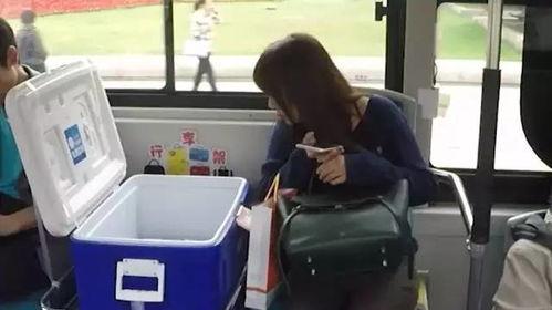 公交车吃瓜视频,揭秘日常生活中的趣味瞬间