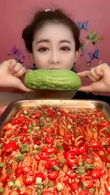 吃辣椒瓜的视频,辣味十足！辣椒瓜视频大揭秘